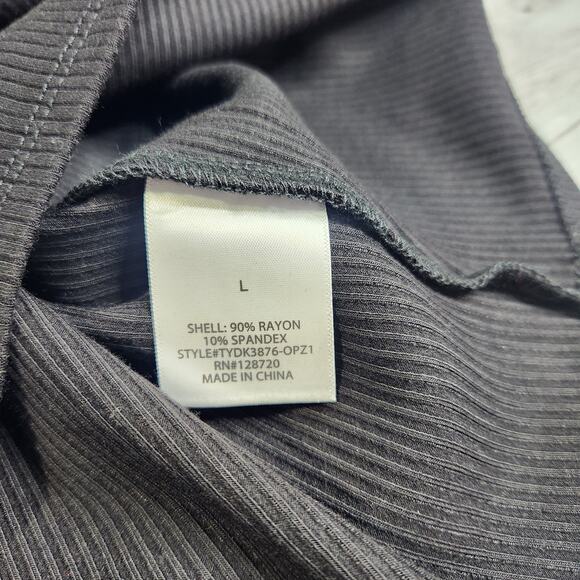 Francesca's Kennie Keyhole Twist Front Top Black Size Large - Picture 8 of 8